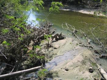 Vertido al río Tea, que tuvo lugar en el año 2007 y que obligó a cortar el cauce. (Foto: Archivo)