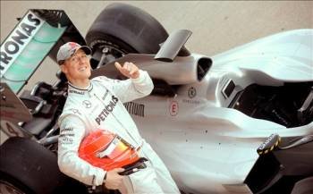 El piloto alemán de Mercedes, Michael Schumacher, posa junto a su coche. (Foto: Kai Försterling)