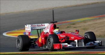 El piloto brasileño de Ferrari Felipe Massa traza una curva esta mañana en el Circuito Ricardo Tormo de Cheste. (Foto: Manuel Bruque)