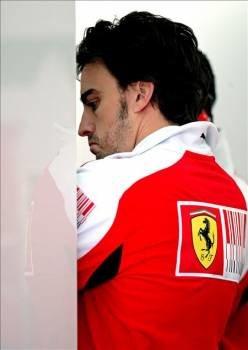 El piloto español de la escudería Ferrari, Fernando Alonso, en Cheste. (Foto: Manuel Bruque)