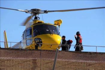 En la imagen, el helicóptero que trasladó a los escaladores que fallcieron en Lleida. (Foto: EFE)