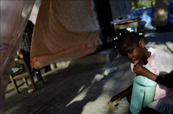 Una niña come en un albergue en Puerto Principe. (Foto: Ulises Rodríguez)