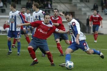 Un jugador del Negreira intenta impedir el disparo de un rival del Deportivo B. (Foto: DXT)
