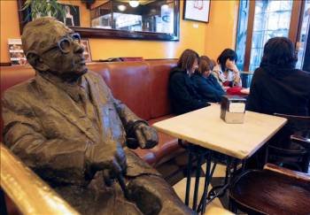 Estatua en bronce de Gonzalo Torrente Ballester que desde hace varios años se exhibe en el Café Novelty, situado en plena Plaza Mayo. (Foto: J.M. García)