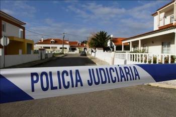La policía judicial acordona la vivienda encontrada con una gran cantidad de explosivos. (Foto: Mario Caldeira)