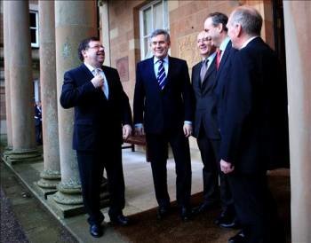  El primer ministro irlandés Brian Cowen, el primer ministro británico Gordon Brown, el secretario de Estado para el Norte de Irlanda Shawn Woodward, el ministro de Asuntos Exteriores de Irlanda Michael Martin y el ministro de Seguridad de Irlanda Paul Go