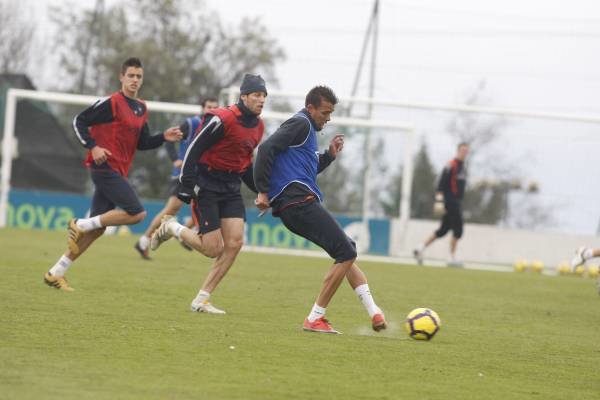 Michu trata de arrebatar el balón a Botelho en un entrenamiento en A Madroa. Foto: j.v. landín