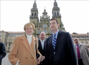 La vicepresidenta primera del Gobierno, María Teresa Fernández de la Vega, y el jefe del Ejecutivo gallego, Alberto Núñez Feijóo, en la plaza del Obdradoiro. (Foto: Lavandeira Jr.)