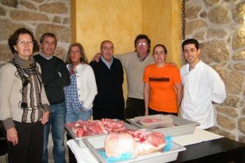 Los huéspedes catalanes posan con los productos de la matanza junto a Javier Torquati (derecha). (Foto: L.F.)