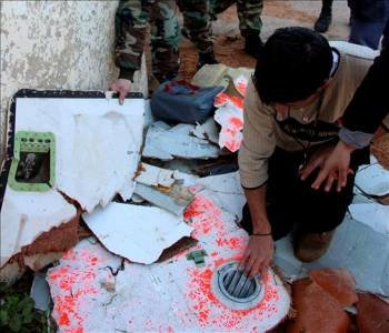 Miembros del ejército libanés y de defensa civil inspeccionan restos de un avión en la localidad libanesa de Naame. (Foto: Nabil Mounzer)