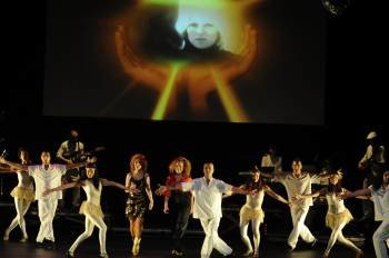 Un momento de la actuación musical que rememora la trayectoria del mítico grupo sueco Abba a través de sus canciones y bailes. (Foto: Martiño Pinal)