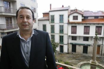 Andrés García Mata, no balcón da Tenencia de Alcaldía.