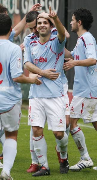 Álex López celebra el tanto del empate rodeado de sus compañeros. Foto: nuria pérez