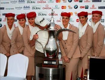 El español Miguel Ángel Jiménez besa al trofeo en el podio tras ganar el Dubai Dessert. (Foto: Ali Haider)