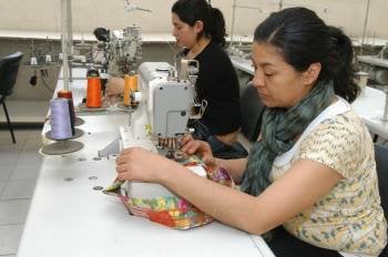Trabajadoras en un taller textil. En Ourense se cobra una media de 700 euros, frente a los 500 en Portugal.
