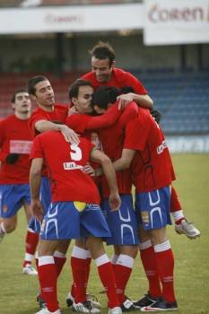 Los jugadores del C.D. Ourense celebran uno de sus goles de esta temporada. (Foto: Miguel Ángel)