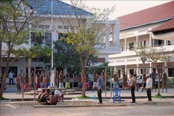 Internos hacen ejercicio en el cuartel de la policía militar en Battambang, la base del tratamiento de rehabilitación por drogas en Camboya. (Foto: Jordi Calvet)