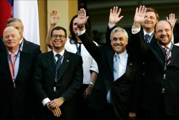 El presidente electo chileno, Sebastián Piñera, segundo por la derecha, durante la presentación del nuevo gabinete de Gobierno. (Foto: Danny Alveal)