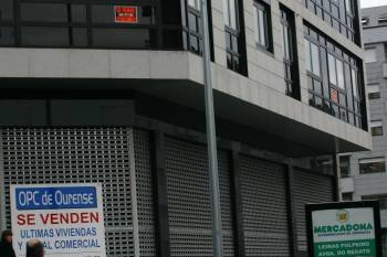 Un edificio cuelga carteles que anuncian la venta de viviendas y de un local comercial. (Foto: Miguel Angel)