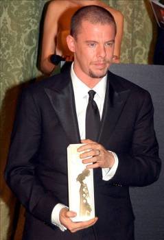 Fotografía de archivo del 18 de noviembre de 2003 que muestra al diseñador británico Alexander McQueen con el premio al Mejor Diseñador del Año. (Foto: EFE)