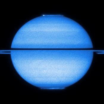 El telescopio espacial Hubble ha aprovechado una ocasión inusual para fotografiar luces polares en el planeta Saturno.