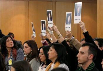Familiares del director de la empresa 'Moulinex' José María Félix en Usurbil enseñan fotos del mismo reclamando justicia para el asesinado. (Foto: J.J. Guillén)