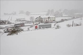 Varios vehículos circulan por la N-121-A por la localidad de Ventas de Arraiz, uno de los lugares afectados por el temporal de nieve que afecta a Navarra. (Foto: Jesús Diges)