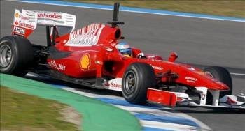 El piloto español de Ferrari, Fernando Alonso, durante los entrenamientos de pretemporada en Jerez. (Foto: Jaro Muñoz)