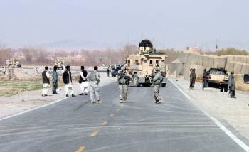 Tropas de la coalición, en una carretera afgana.