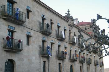 Los muñecos cuelgan de los balcones del Instituto de Celanova, en protesta por el traslado del centro.