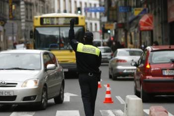 Un policía local dirige el tráfico en la calle Progreso. (Foto: Miguel Ángel)