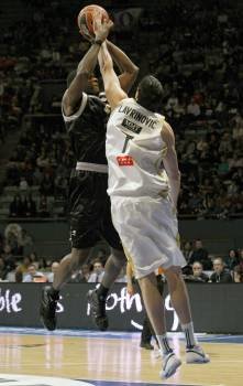 El lituano del Real Madrid Lavrinovic intenta cortar el lanzamiento de un jugador rival.  (Foto: Mondelo)