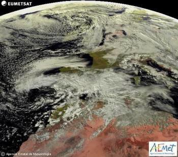 Imagen tomada por el satélite Meteosat para la Agencia Estatal de Meteorología, que anuncia para mañana, martes, precipitaciones débiles o moderadas en todo el país. (Foto: EFE)