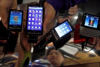 Una azafata muestra los últimos modelos de móvil de una compañía coreana. (Foto: Toni Albir)