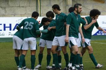 Los jugadores del Arenteiro celebran uno de los goles de Martín.