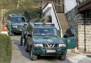 Agentes de la Guardia Civil durante un registro efectuado en un domicilio de Hernani. (Foto: Javier Etxezarreta)