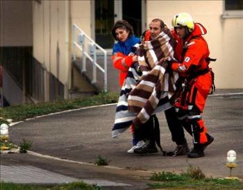 Un tripulante del 'Ficha Segundo', a su llegada al Hospital Comarcal de Burela. (Foto: Lucho Xil)