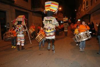 Al son de los tambores anunciaban el inicio de la procesión de Frei Canedo por el barrio ourensano de A Ponte. (Foto: Miguel Ángel)