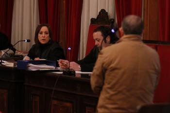 José Antonio Domínguez contesta a las preguntas de la fiscal en la Audiencia. (Foto: Miguel Ángel)