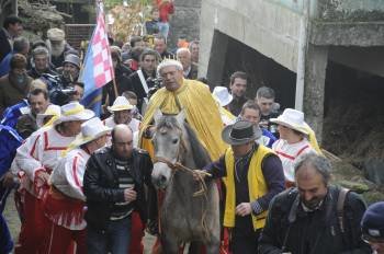 Soldados y danzantes se arremolinan en torno al rey de Covelo para disputar su corona. (Foto: Martiño Pinal)