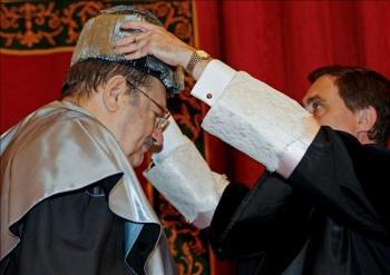 El escritor y catedrático italiano Umberto Eco recibe el birrete laureado gris al ser investido como doctor honoris. (Foto: Olga Labrador)