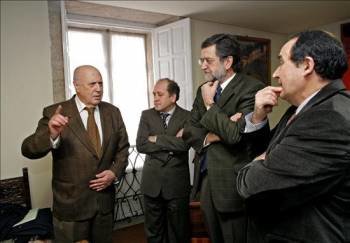 El presidente de la Real Academia Gallega, Xosé Luis Méndez Ferrí, acompañado por los diputados autonómicos del PSOE, Xaquín Fernández Leiceaga, y Francisco Cerviño. (Foto: Cabalar)