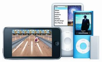 Imagen de archivo de varios iPods y un iPhone.