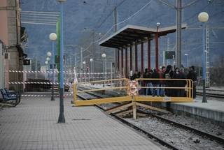 Un grupo de pasajeros espera el tren en la estación de A Rúa