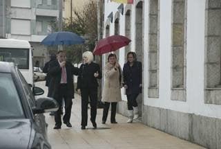 El ex alcalde José Antonio Núñez acompaña a las vecinas de Manzaneda a la salida del juzgado