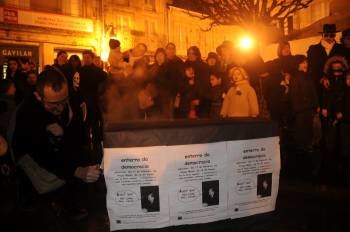 A comitiva percorreu as rúas do Carballiño para simbolizar el entierro de la democracia. (Foto: Martiño Pinal)