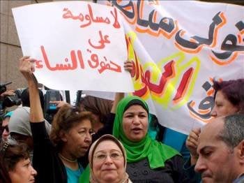 Medio centenar de activistas egipcias protestan ante la sede del Tribunal del Consejo del Estado. (Foto: Jorge Fuentelsaz)