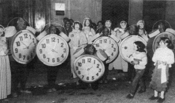 Relojes en el carnaval de 1985.