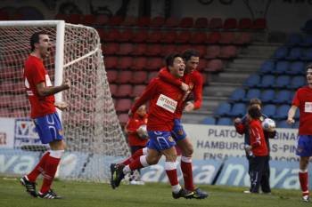 Arenas celebra un gol mientras Barreal abraza a Rafa, ariete ante el Deportivo B. (Foto: Xesús Fariñas)