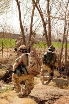Varios soldados británicos toman posiciones durante su participación en la operación Moshtarak, en la provincia de Helmand. (Foto: EFE)